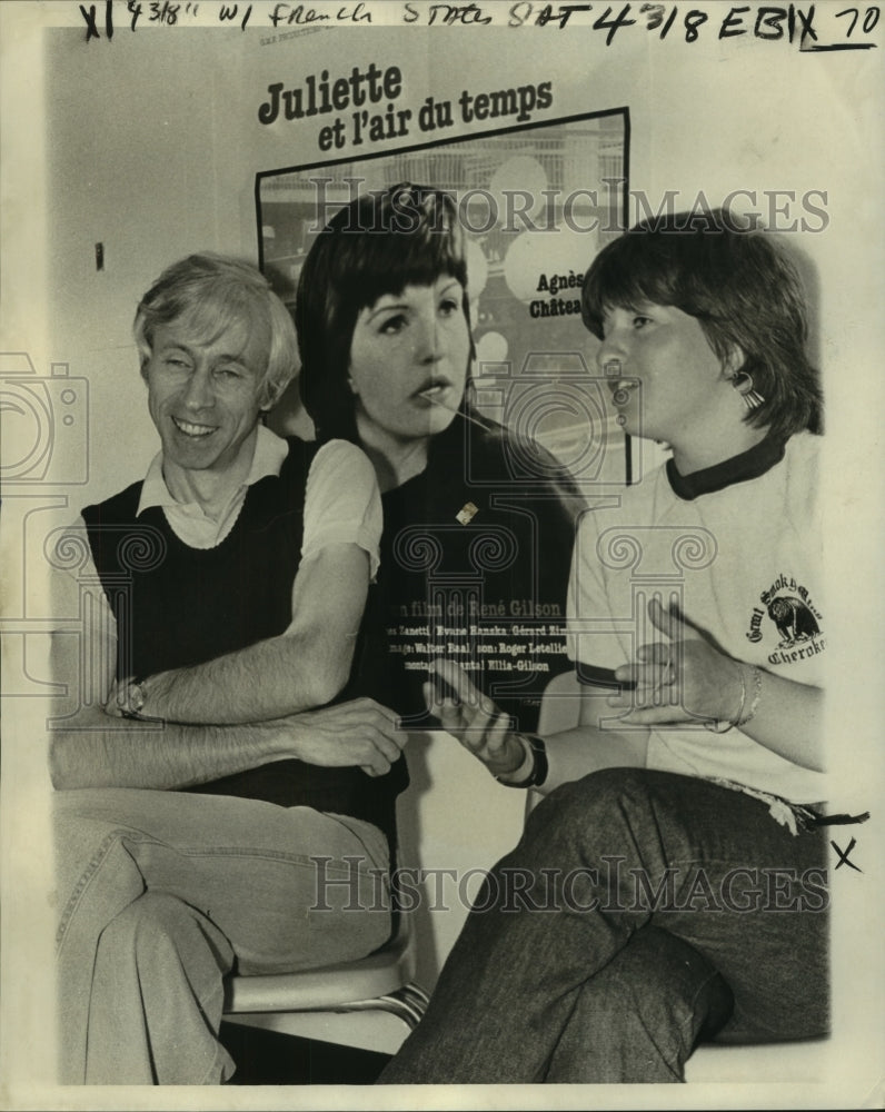 1977 Press Photo Michel Deville and Agnes Chateau discuss France cinema.