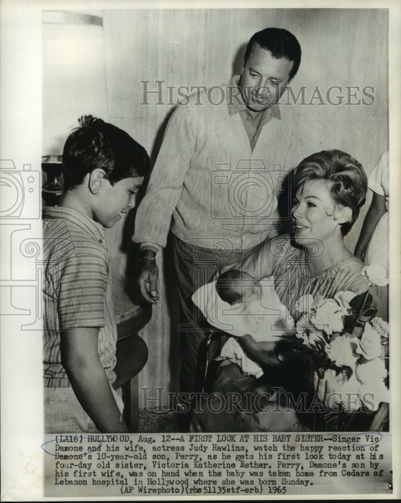 1965 Press Photo Singer Vic Damone and His Wife Actress Judy Rawlins With Kids