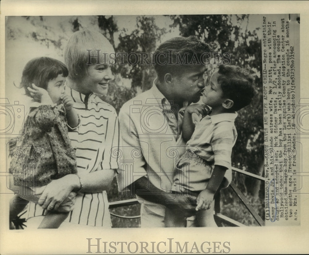 1962 Press Photo Entertainer Sammy Davis, Jr. With His Wife May Britt and Kids