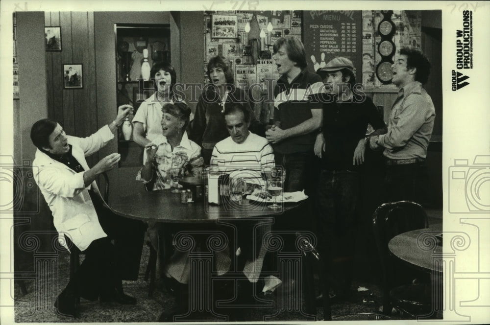 1977 Press Photo Mike Douglas conducting Laverne and Shirley's crew - nop22979