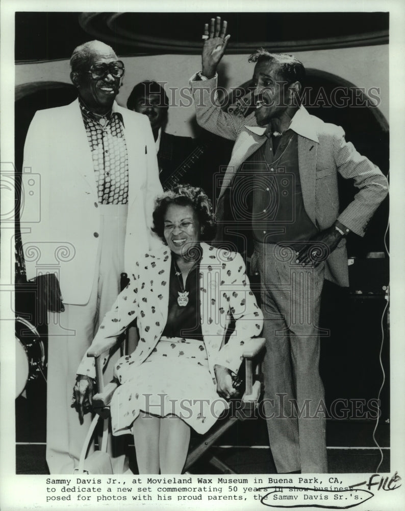 Load image into Gallery viewer, 1980 Press Photo Sammy Davis Jr. with his parents, Movieland Wax Museum
