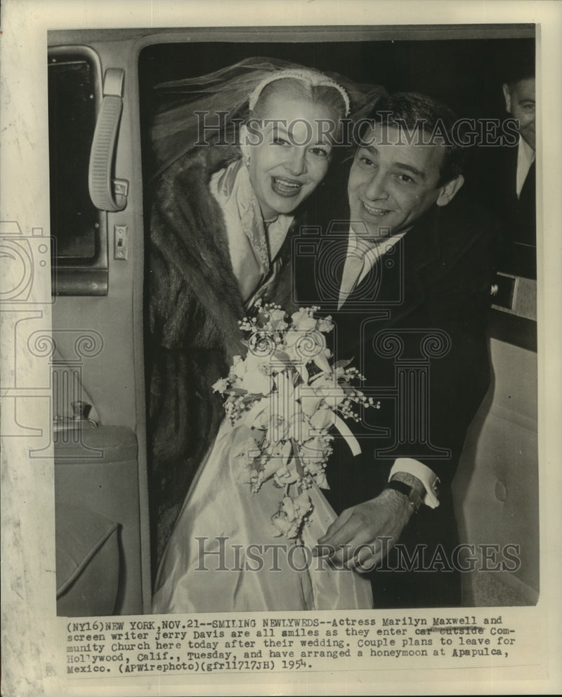 Load image into Gallery viewer, 1954 Press Photo Marilyn Maxwell &amp; Jerry Davis wed in New York. - nop23773
