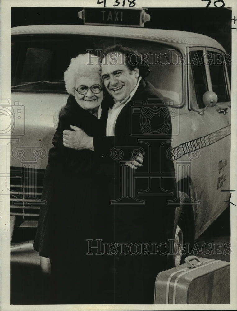 1981 Press Photo Actor Danny DeVito and mother, Mrs. Julia DeVito, in "Taxi"