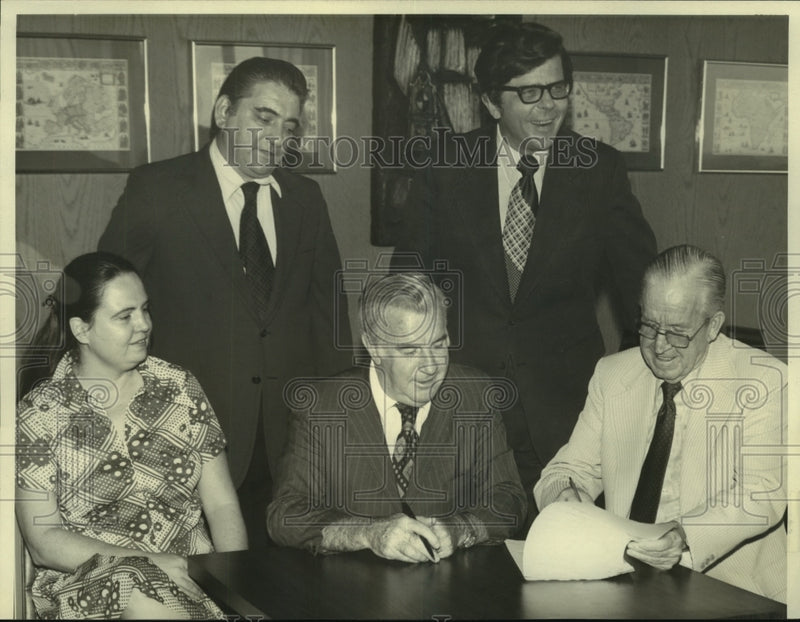 Load image into Gallery viewer, 1974 Press Photo Members of the Jefferson Parish Sesquicentennial Commission
