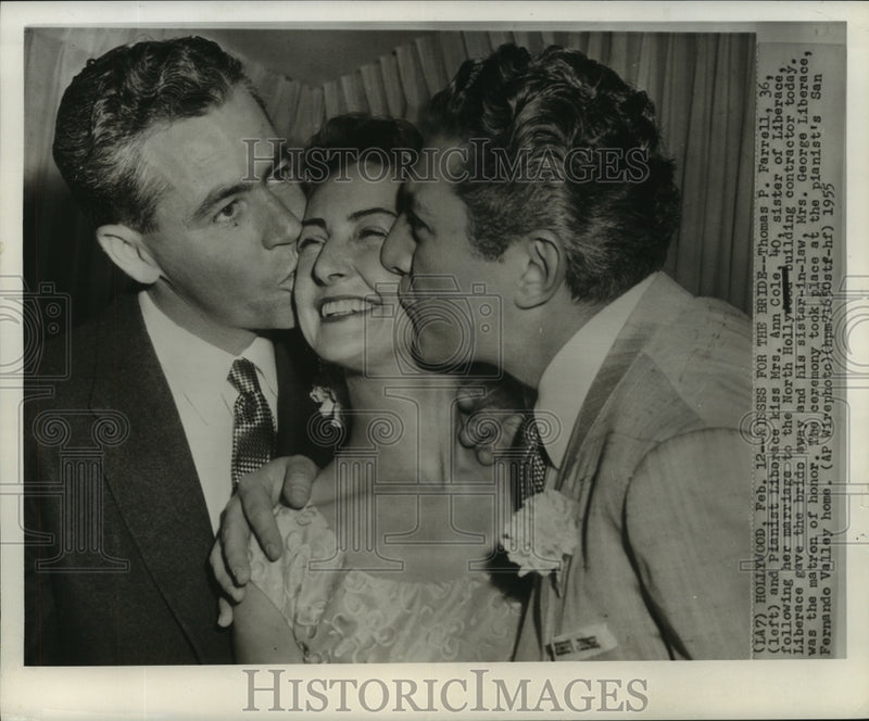 Load image into Gallery viewer, 1955 Press Photo Pianist Liberace Kisses Sister Ann Cole With Thomas Farrell
