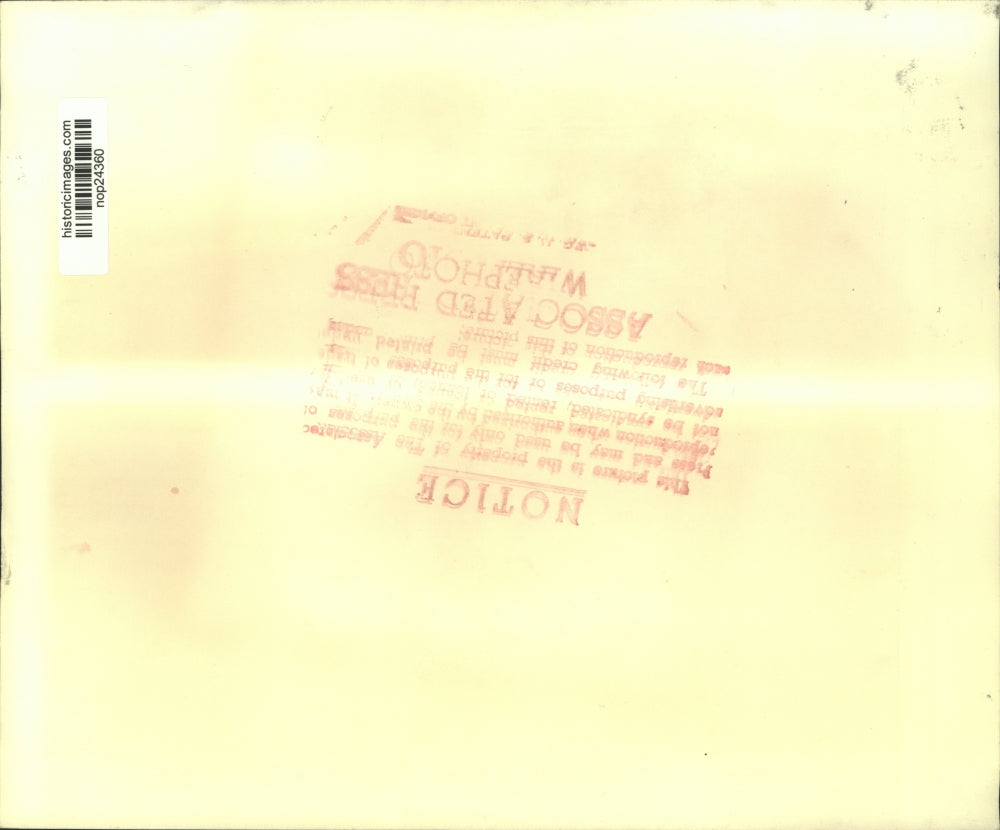 1955 Press Photo Pianist Liberace Kisses Sister Ann Cole With Thomas Farrell