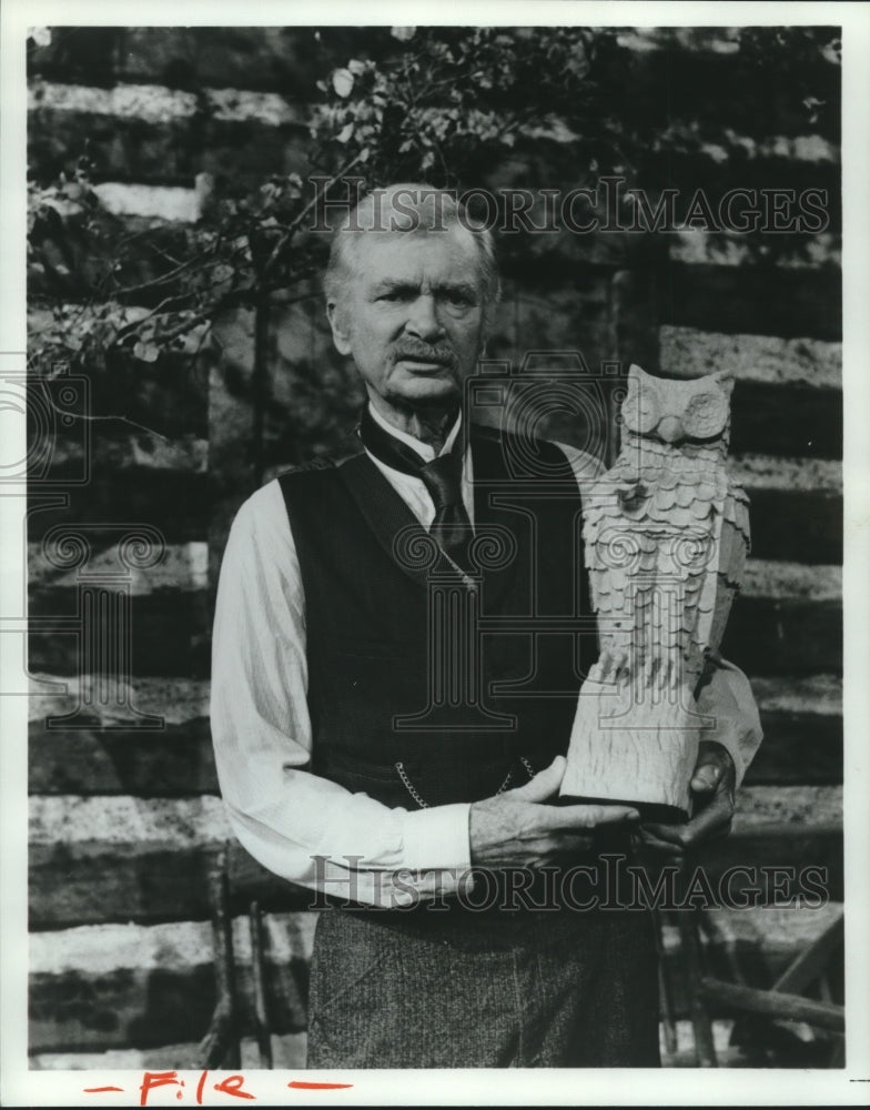 1981 Press Photo Buddy Ebsen, holding carving of an owl - nop24876- Historic Images