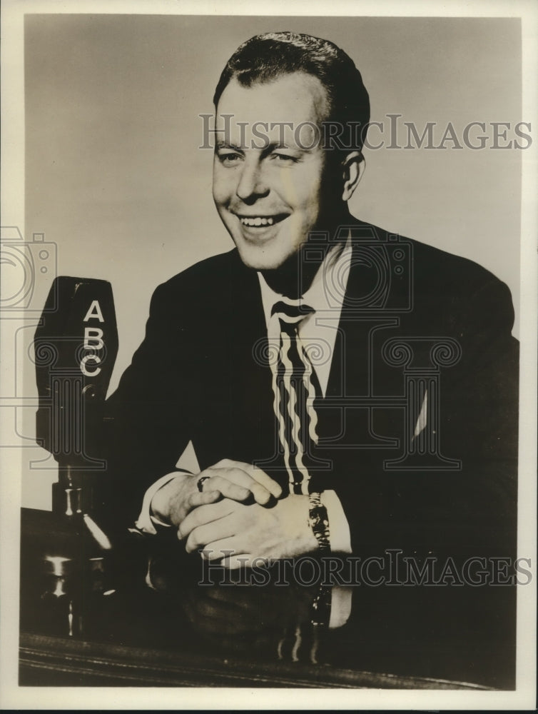 Load image into Gallery viewer, 1952 Press Photo Bob Finnegan, "Bob Finnegan Sports" - nop25353
