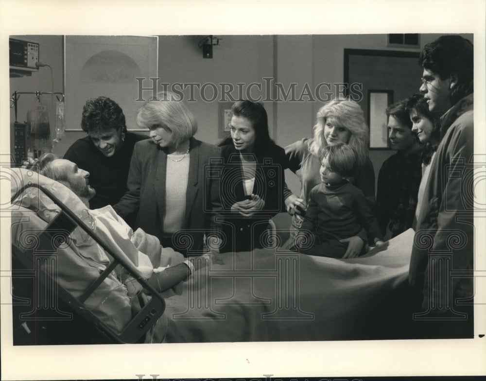 1988 Press Photo Michael Gross recovers from surgery, &quot;Family Ties&quot; - nop25525- Historic Images