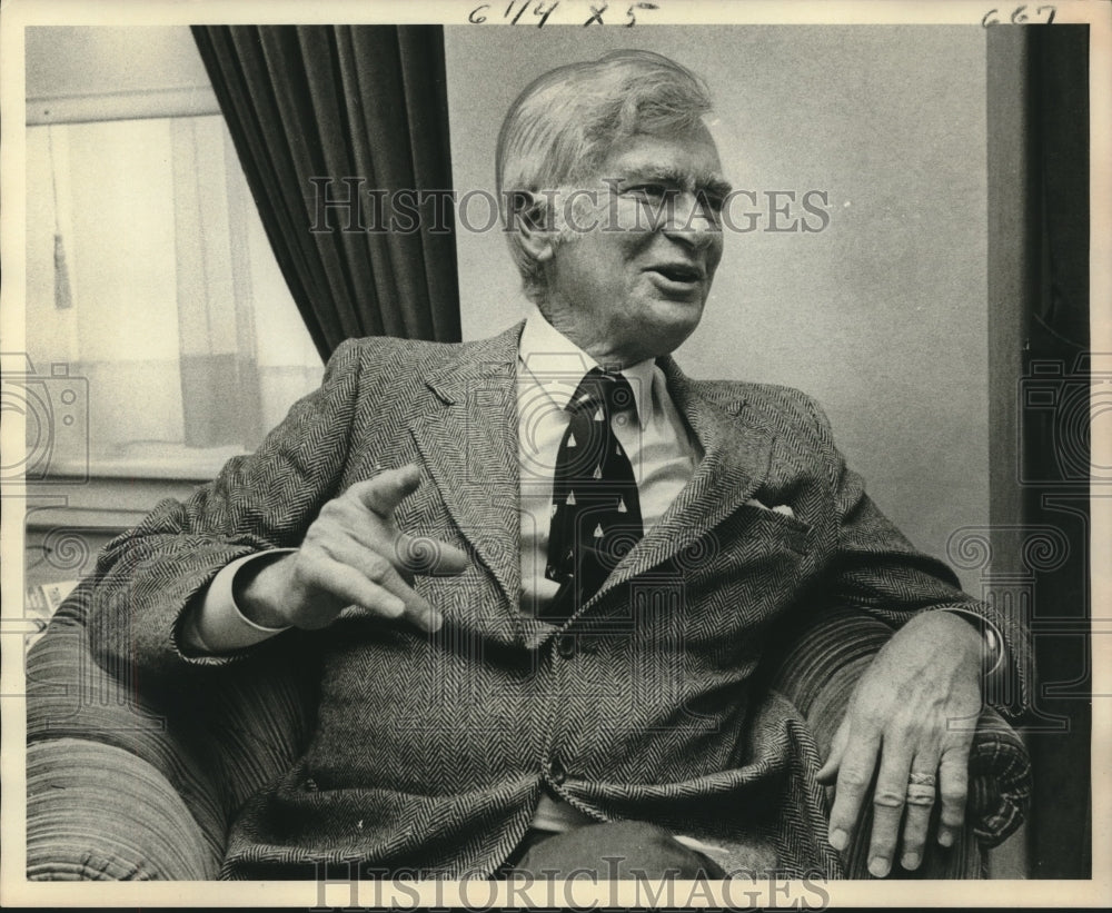 1977 Press Photo Buddy Ebsen, sitting in chair talking - nop25662- Historic Images