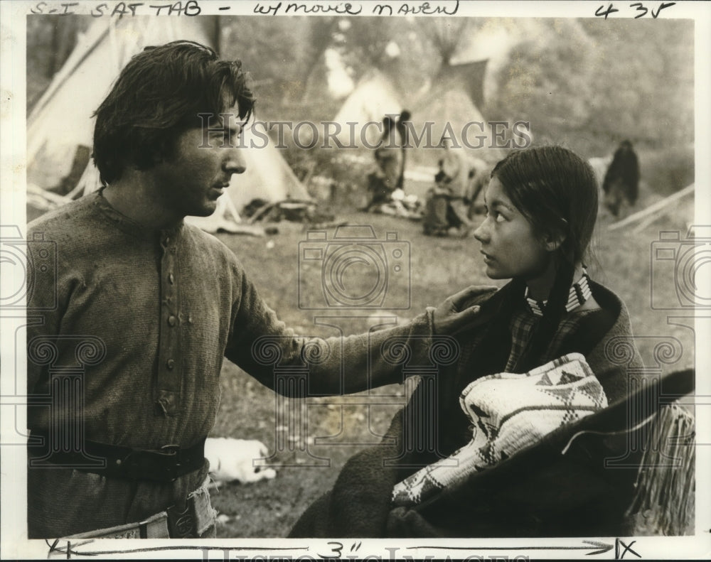 1977 Press Photo Dustin Hoffman & Amy Eccles, "Little Big Man" - nop25670- Historic Images
