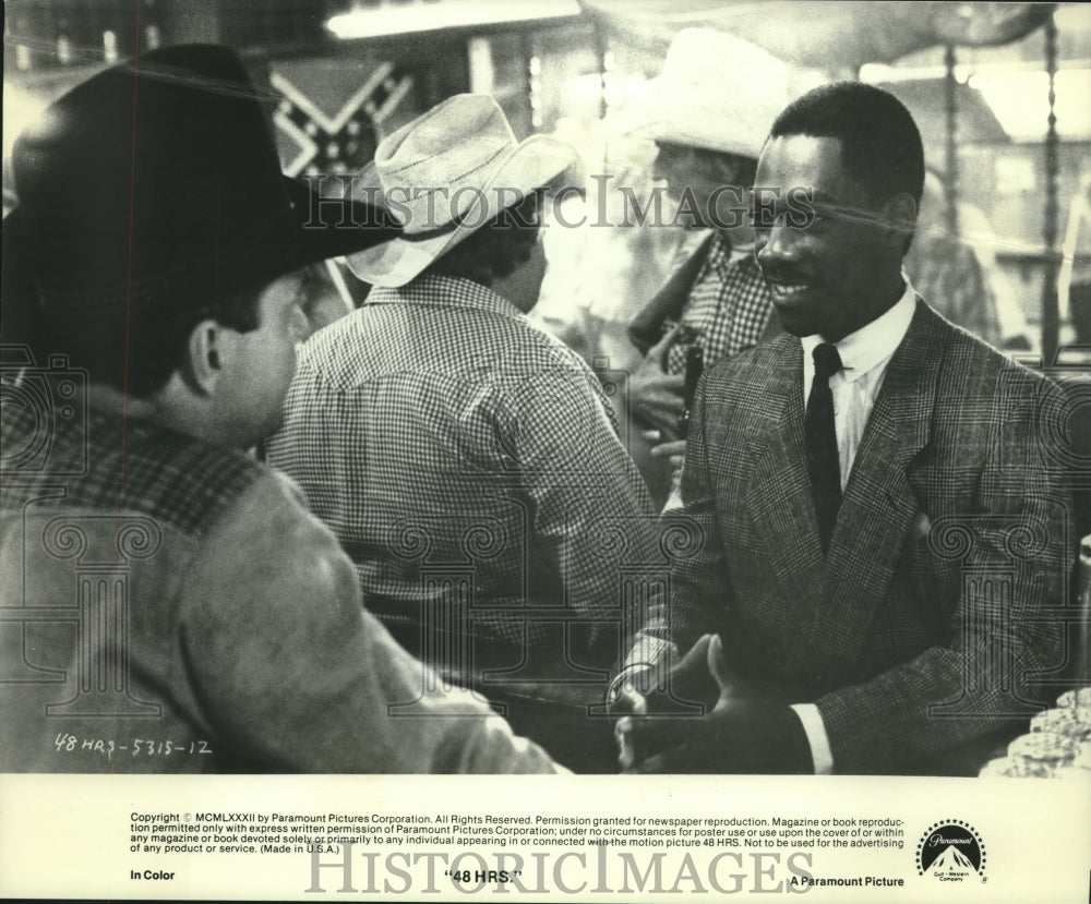 1982 Press Photo Eddie Murphy talking with a cowboy, "48 Hours" - nop25694- Historic Images