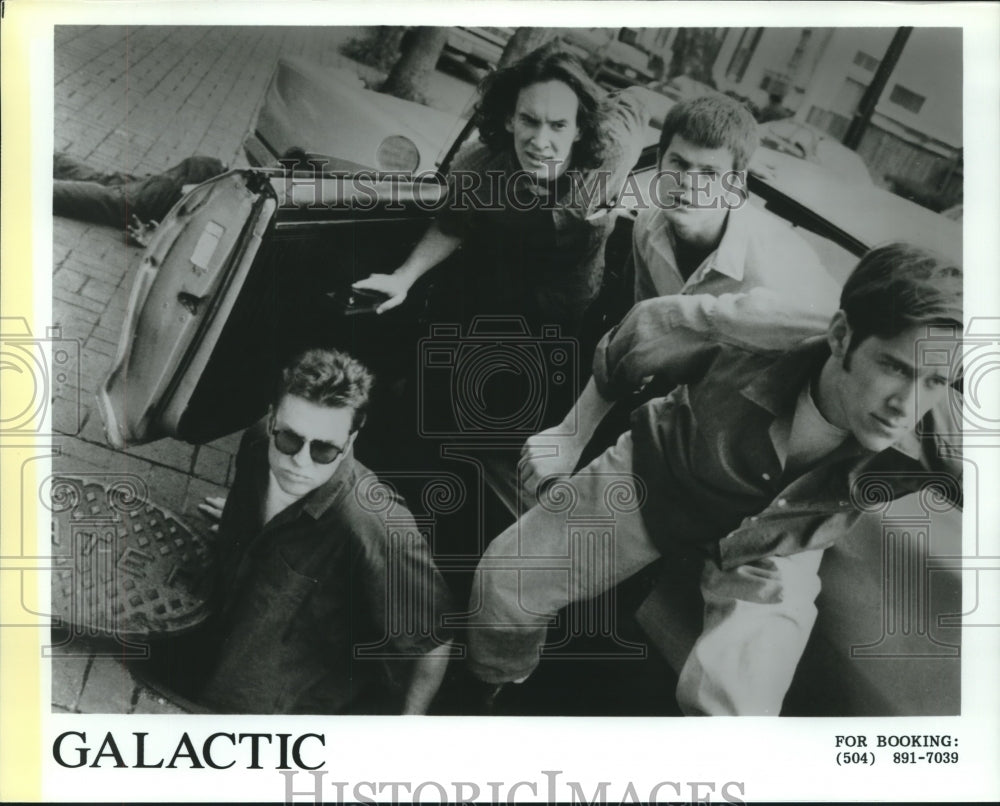 Press Photo Galatic band members climbing out of car - nop25780- Historic Images