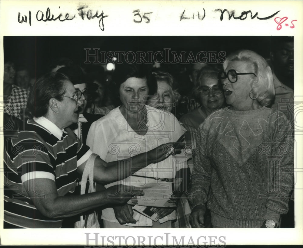 1988 Press Photo Alice Faye signs autographs at Lake Forest mall - nop25843- Historic Images