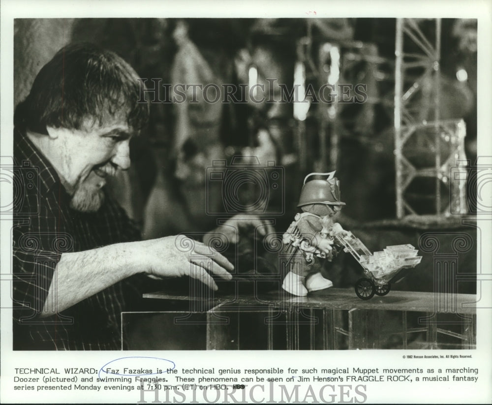 1983 Press Photo Faz Fazakas moves puppet for &quot;Fraggle Rock&quot; - nop25844- Historic Images