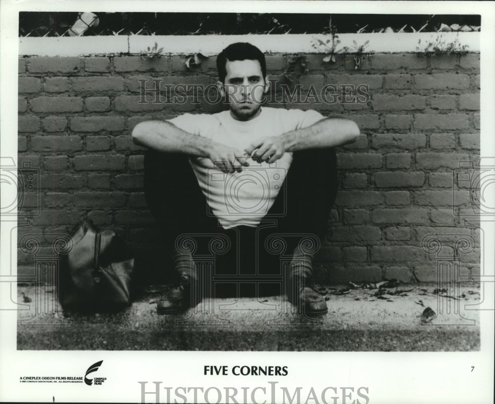 Press Photo John Turturro sitting against a wall, &quot;Five Corners&quot; - nop25872- Historic Images