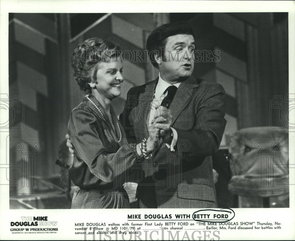 1979 Press Photo Betty Ford waltzes with Mike Douglas, &quot;The Mike Douglas Show&quot;- Historic Images