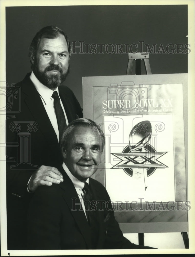 1985 Press Photo Sports Newscast-Dick Enberg &amp; Merlin Olsen, host Super Bowl XX- Historic Images