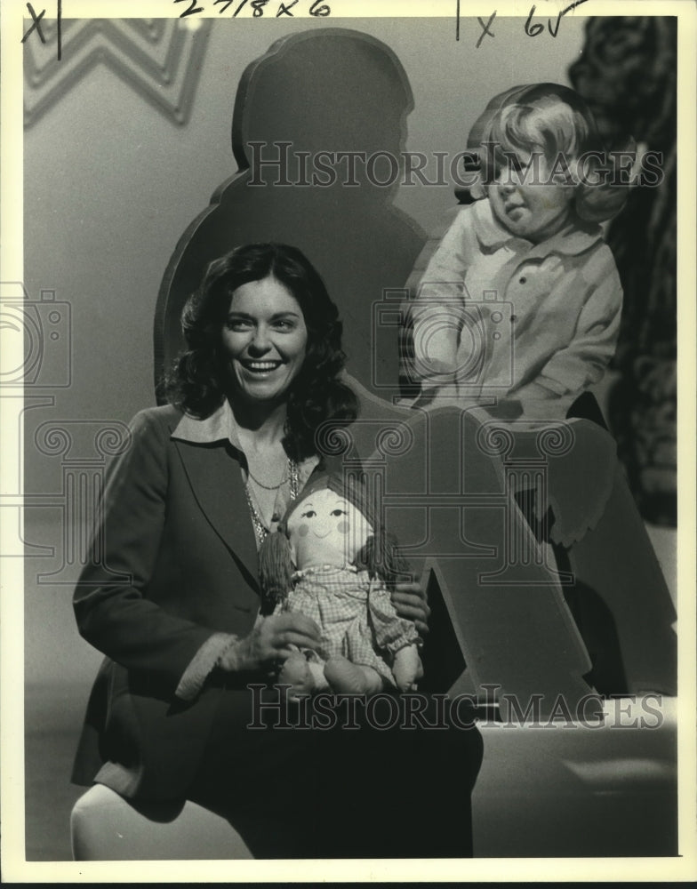 1977 Press Photo News Reporter Linda Ellerbee Holding a Doll - nop26806