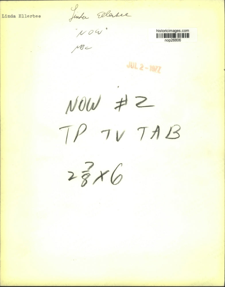 1977 Press Photo News Reporter Linda Ellerbee Holding a Doll - nop26806