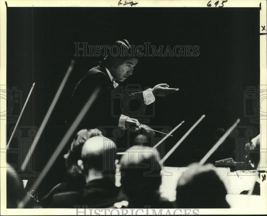 1981 Press Photo Music Conductor Akira Endo - nop26919