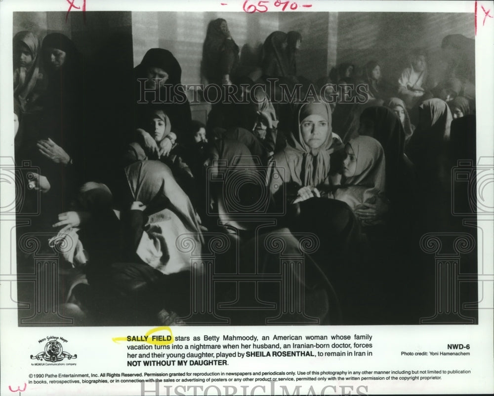 1990 Press Photo Sally FIeld as Betty Mahmoody in "Not Without My Daughter"
