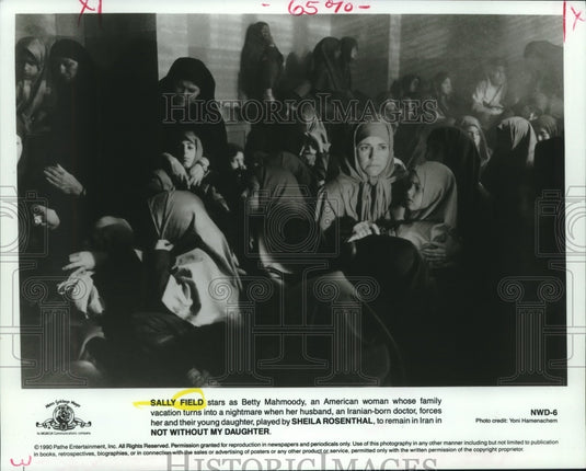 1990 Press Photo Sally FIeld as Betty Mahmoody in "Not Without My Daughter"