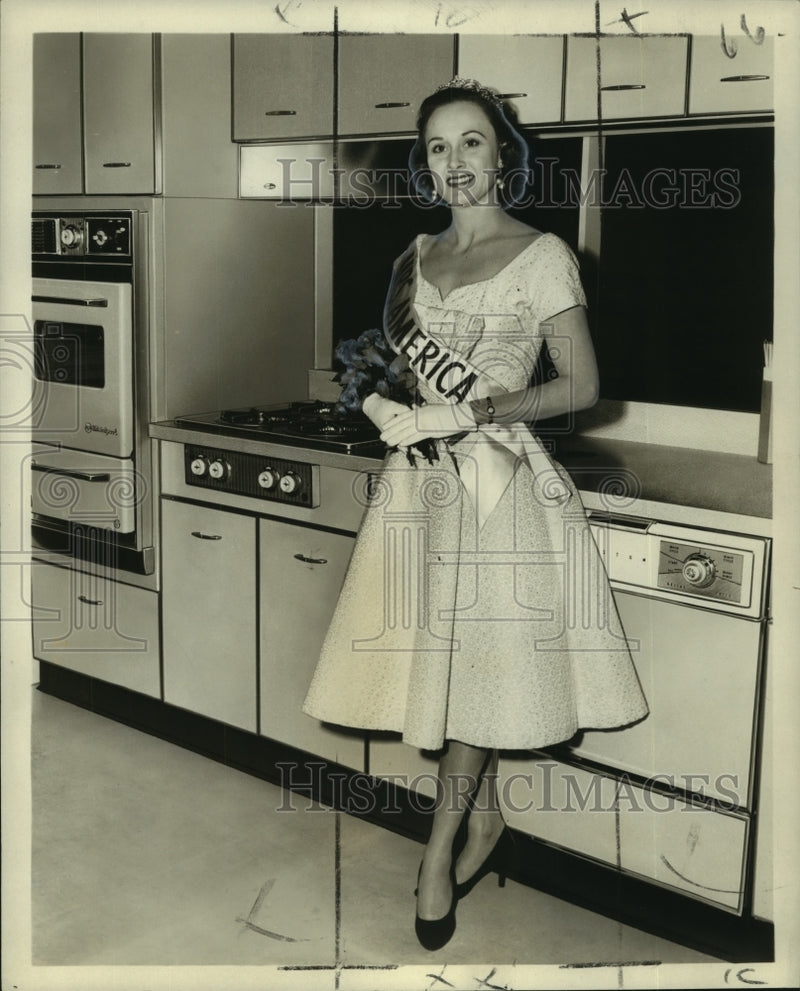 Load image into Gallery viewer, 1959 Press Photo Helen Geisse appears at Home Builders Chicago convention
