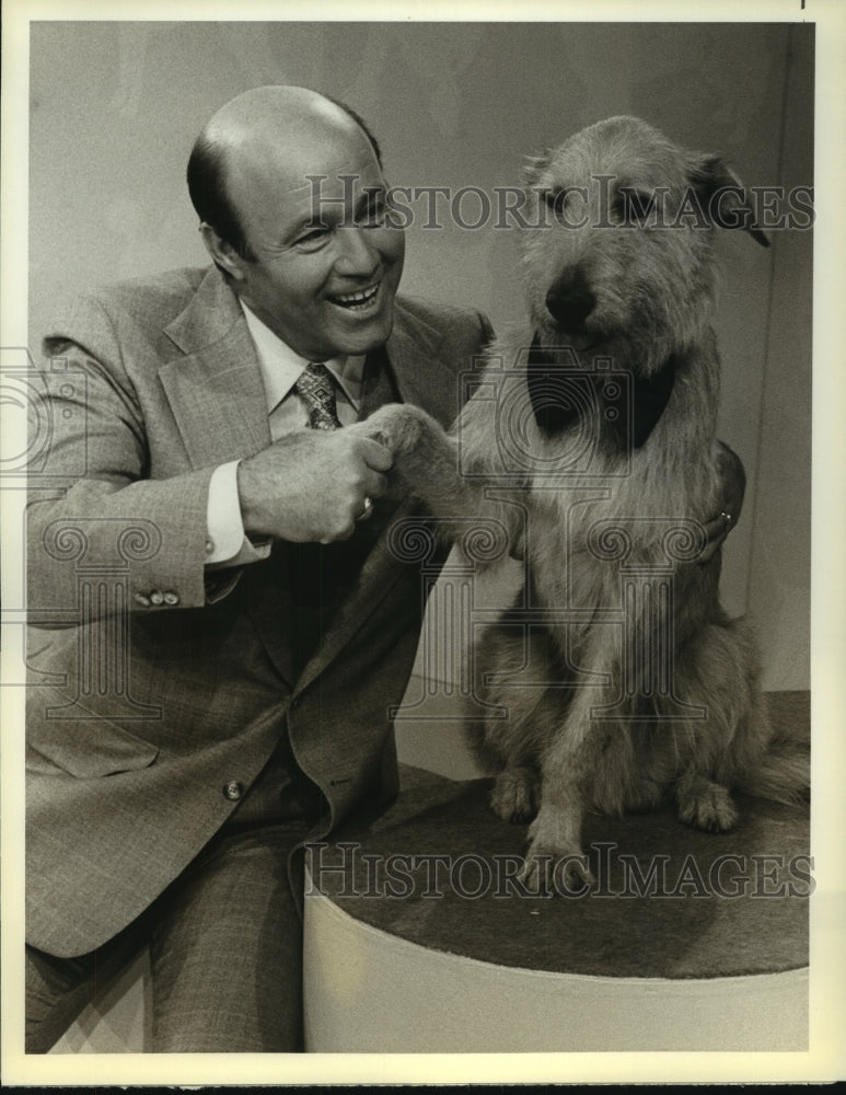 Load image into Gallery viewer, 1978 Press Photo Joe Garagiola and dog Sandy - "Canine Hall of Fame" - nop28822
