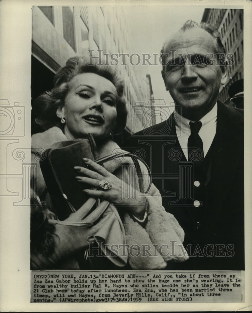 1959 Press Photo Zsa Zsa Gabor with Hal Hayes leave the 21 Club after luncheon