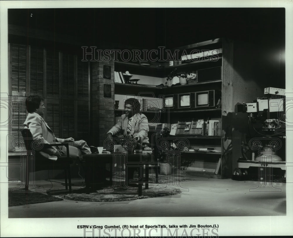 1981 Press Photo Bryant Gumbel on TV set - nop30265- Historic Images