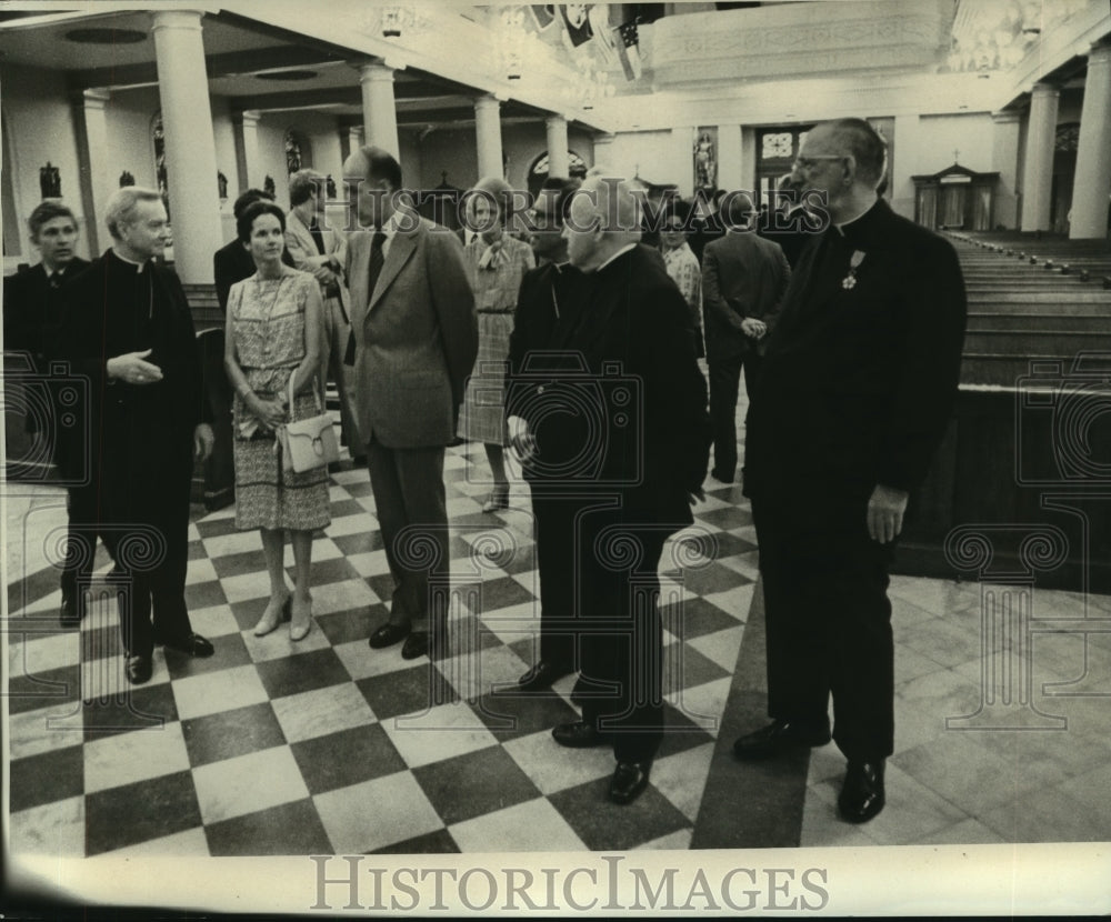 1976 Press Photo French President Valery Giscard D&#39;Estaing Speaks with Priest