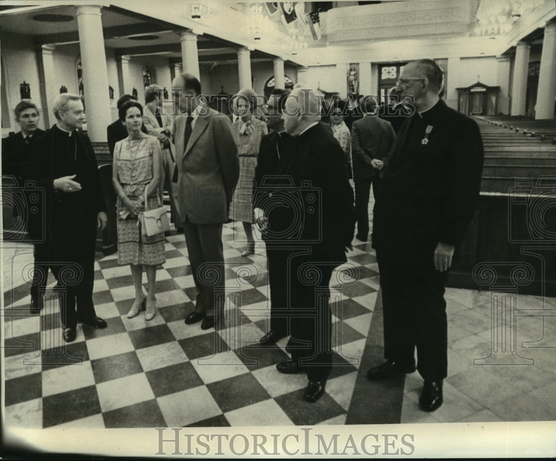 Load image into Gallery viewer, 1976 Press Photo French President Valery Giscard D'Estaing Speaks with Priest
