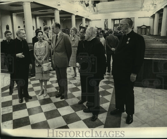 1976 Press Photo French President Valery Giscard D'Estaing Speaks with Priest