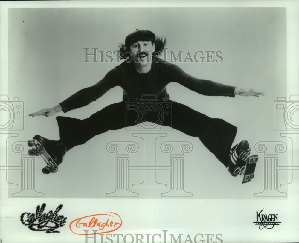 1981 Press Photo Comedian Gallagher in a spring shoe &amp; a roller skate- Historic Images