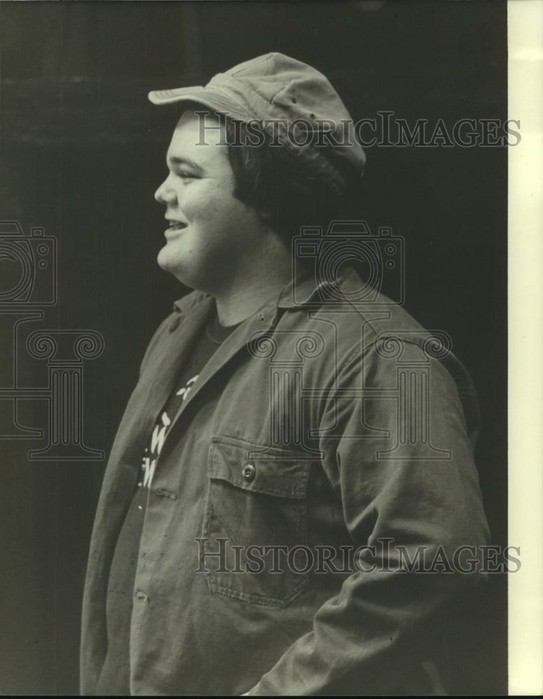 1977 Press Photo Actor Glen Gomez in Play &quot;The Good Soldier Sweik&quot; - nop31587- Historic Images