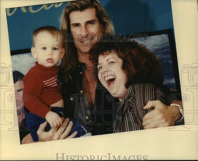 Load image into Gallery viewer, Press Photo Fabio and his family - nop31813
