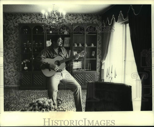 1970 Press Photo Rosey Grier, playing the guitar - nop31949