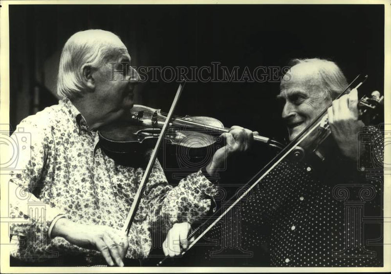 Load image into Gallery viewer, 1991 Press Photo Stephane Grappelli and Sir Yehudi Menuhin play at the Barbican
