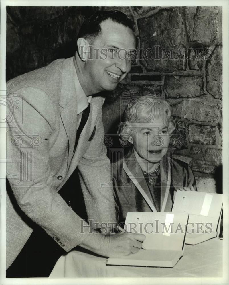Load image into Gallery viewer, 1965 Press Photo Mildred and Gordon Gordon, Authors of "Power Play" - nop32506
