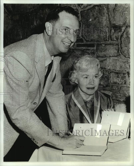 1965 Press Photo Mildred and Gordon Gordon, Authors of "Power Play" - nop32506