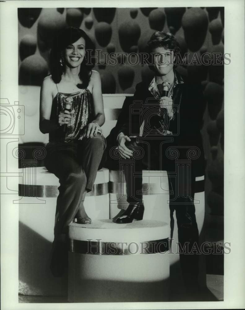 1981 Press Photo Singer Andy Gibb with co-star on show - nop32885- Historic Images