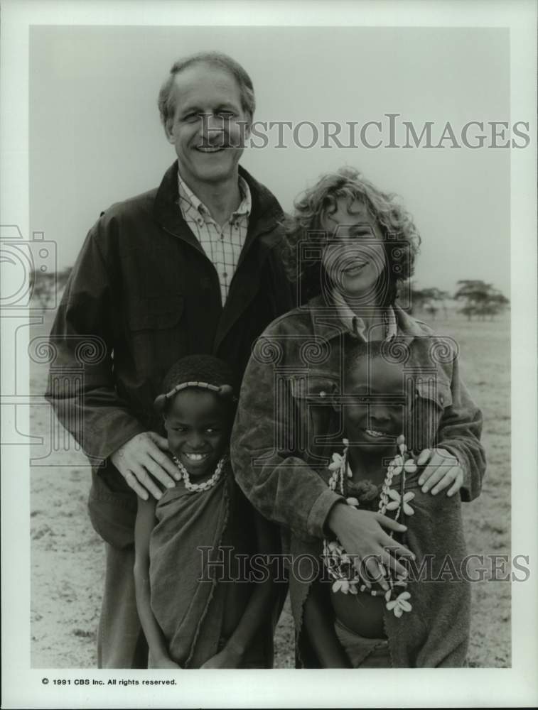 1991 Press Photo Jennifer Carter pose with local kids - nop32938- Historic Images