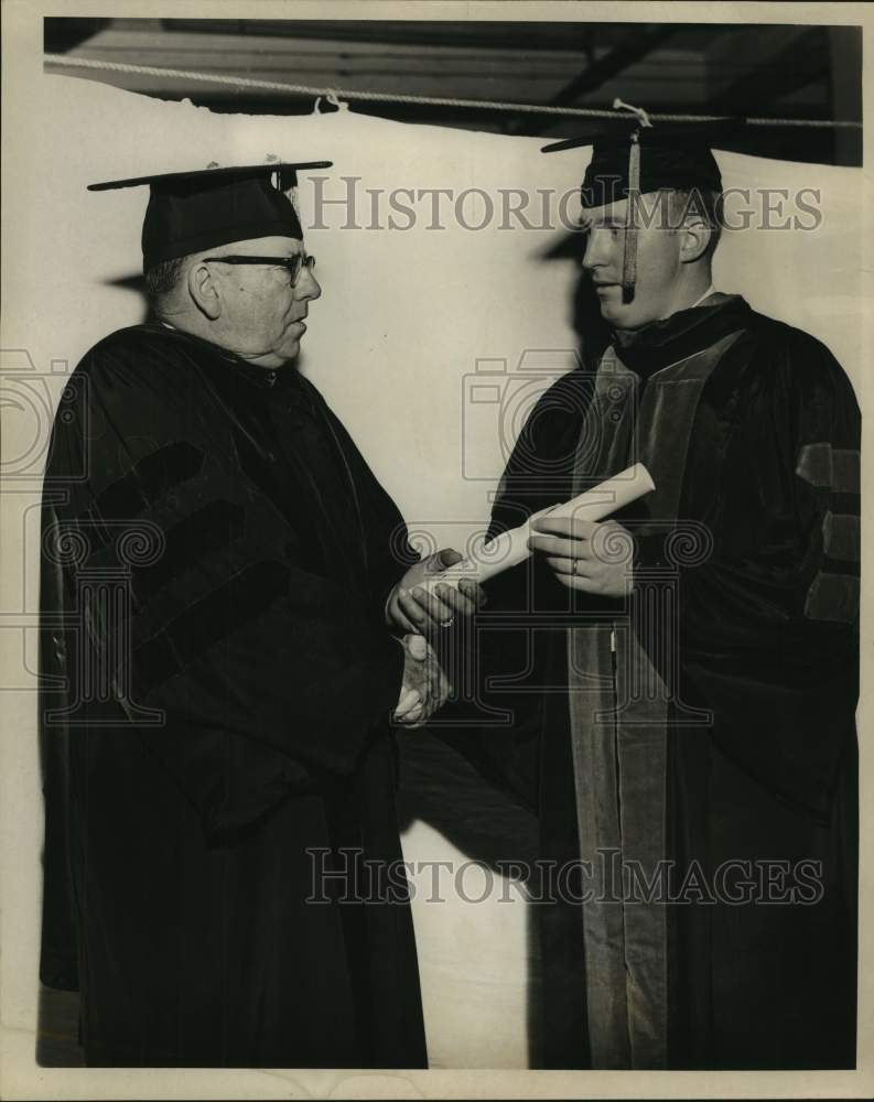 Load image into Gallery viewer, 1965 Press Photo James G. Hair, LSU School of Medicine commencement - nop33013
