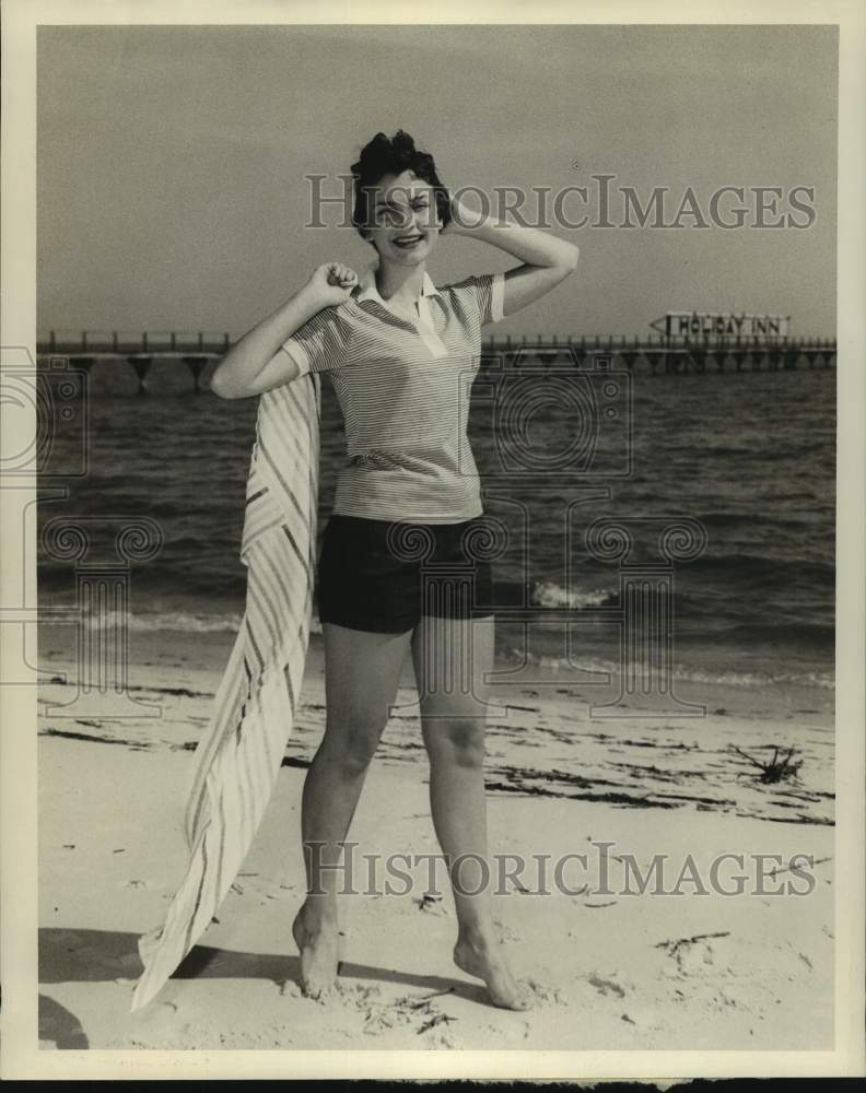 Load image into Gallery viewer, 1956 Press Photo Ms. Ann Hair, on the beach - nop33014
