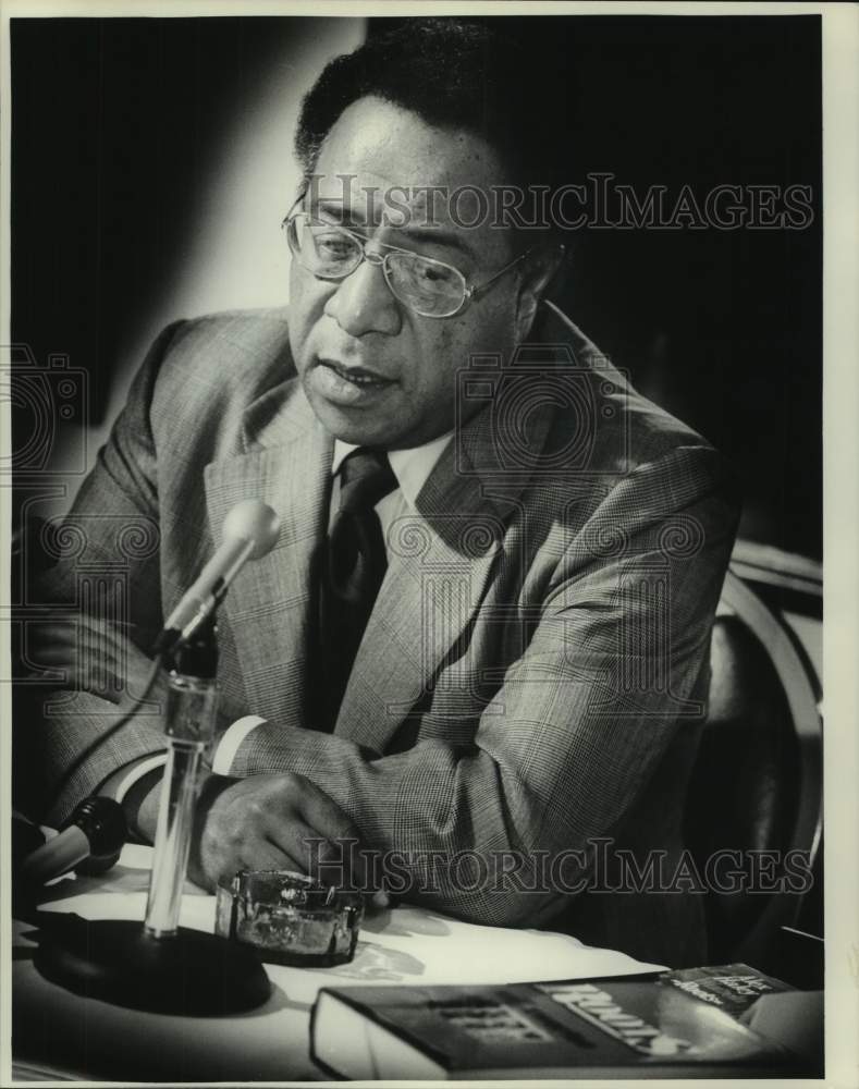 1977 Press Photo Alex Haley, actor - nop33019