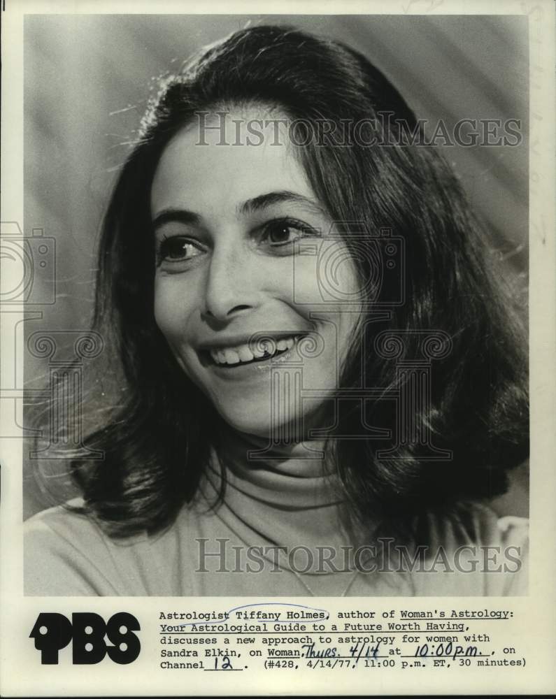 Load image into Gallery viewer, 1977 Press Photo Tiffany Holmes, author of Woman's Astrology - nop33132
