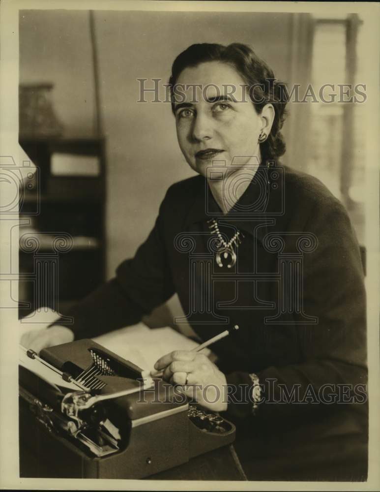 1950 Press Photo Author Evelyn Harter of &quot;Dr. Katherine Bell&quot; - nop33389