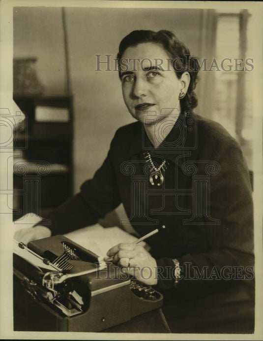 1950 Press Photo Author Evelyn Harter of "Dr. Katherine Bell" - nop33389