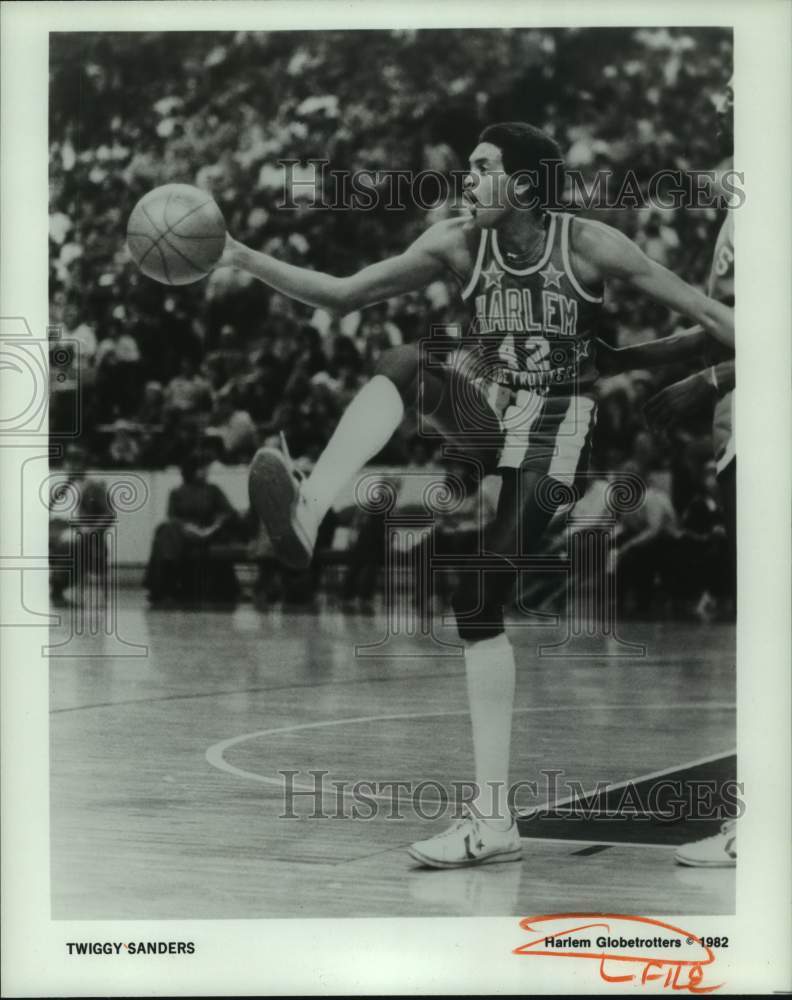 1982 Press Photo Twiggy Sanders of the Harlem Globetrotters Basketball Team- Historic Images